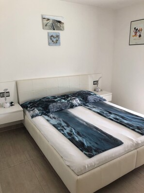 3 عدّة غرف نوم ومكواة/لوح كي وسرير سفر وواي فاي