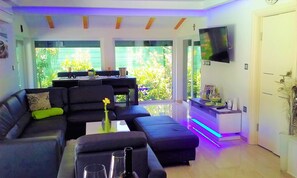 Smart-TV, Kamin, Videospiele, DVD-Player