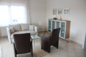 Televisie, een dvd-speler, boeken en een stereo