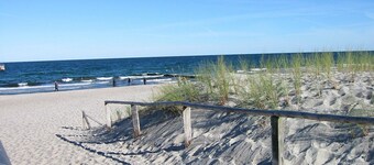 Light-filled, comfortable apartment in a quiet central location - close to the beach