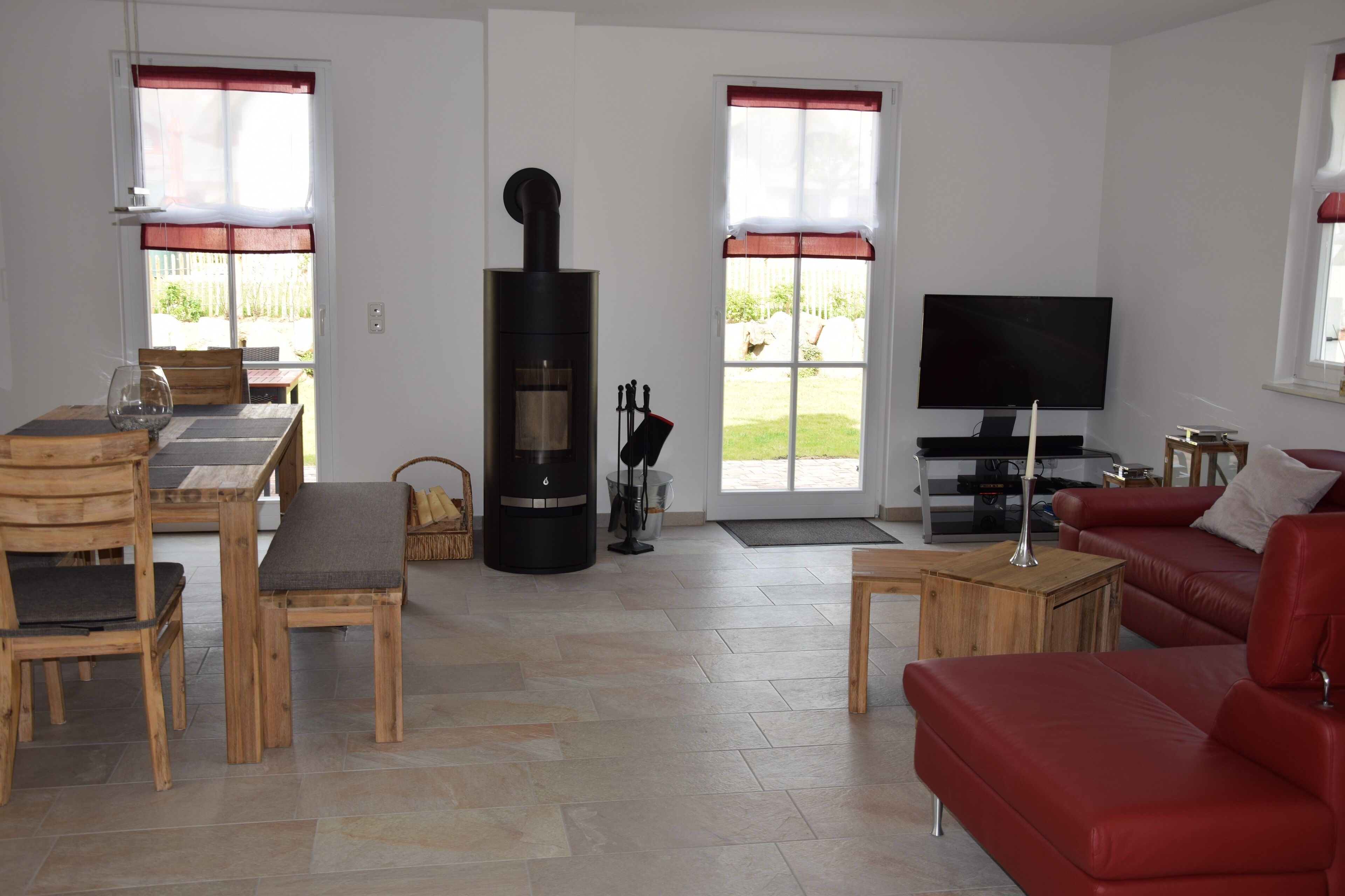 Fernseher, Kamin, DVD-Player, Bücher