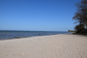 Sur la plage, chaise longue