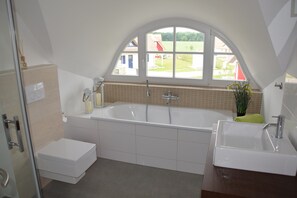 Badewanne, Haartrockner, Toilettenpapier