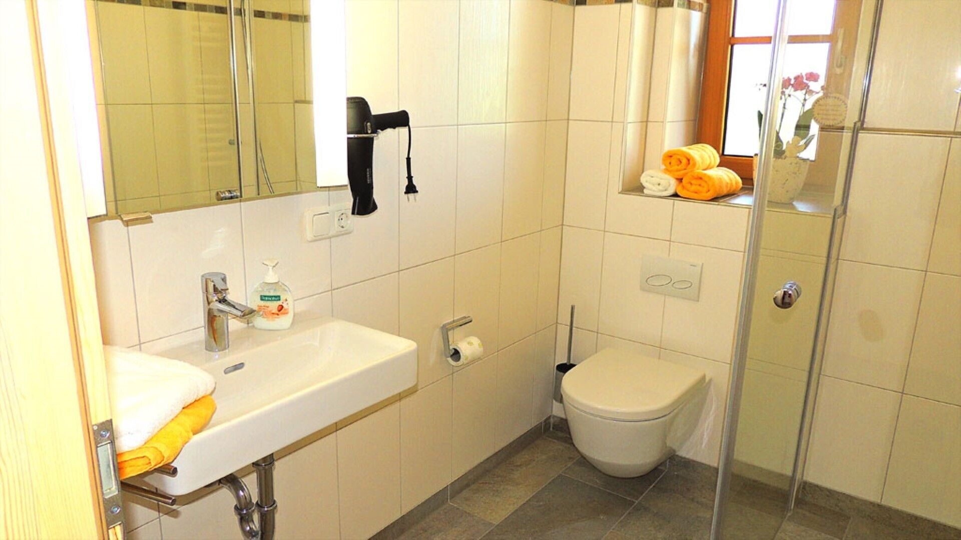 Une salle de bain équipée d’un lavabo, de toilettes et d’une douche.