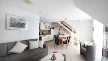 Fernseher, DVD-Player, Tischfußball, Bücher