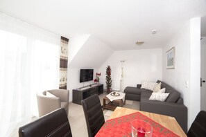 Tv, dvd-afspiller, bordfodbold, bøger