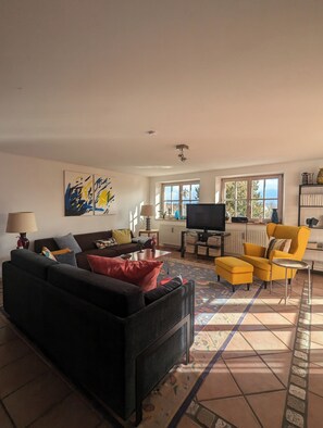 Fernseher, Kamin, Bücher, Stereoanlage