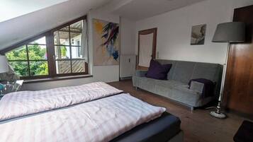 3 bedrooms, desk, iron/ironing board, free WiFi