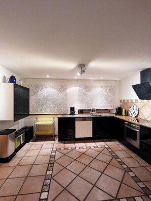 Fridge, microwave, oven, stovetop - In the beautiful Ostallgäu: Spacious, lightfiled, good furnishings mountain view (Ruderatshofen)