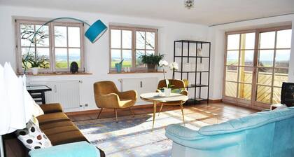 In the beautiful Ostallgäu: Spacious, flooded with light, good furnishings, mountain view