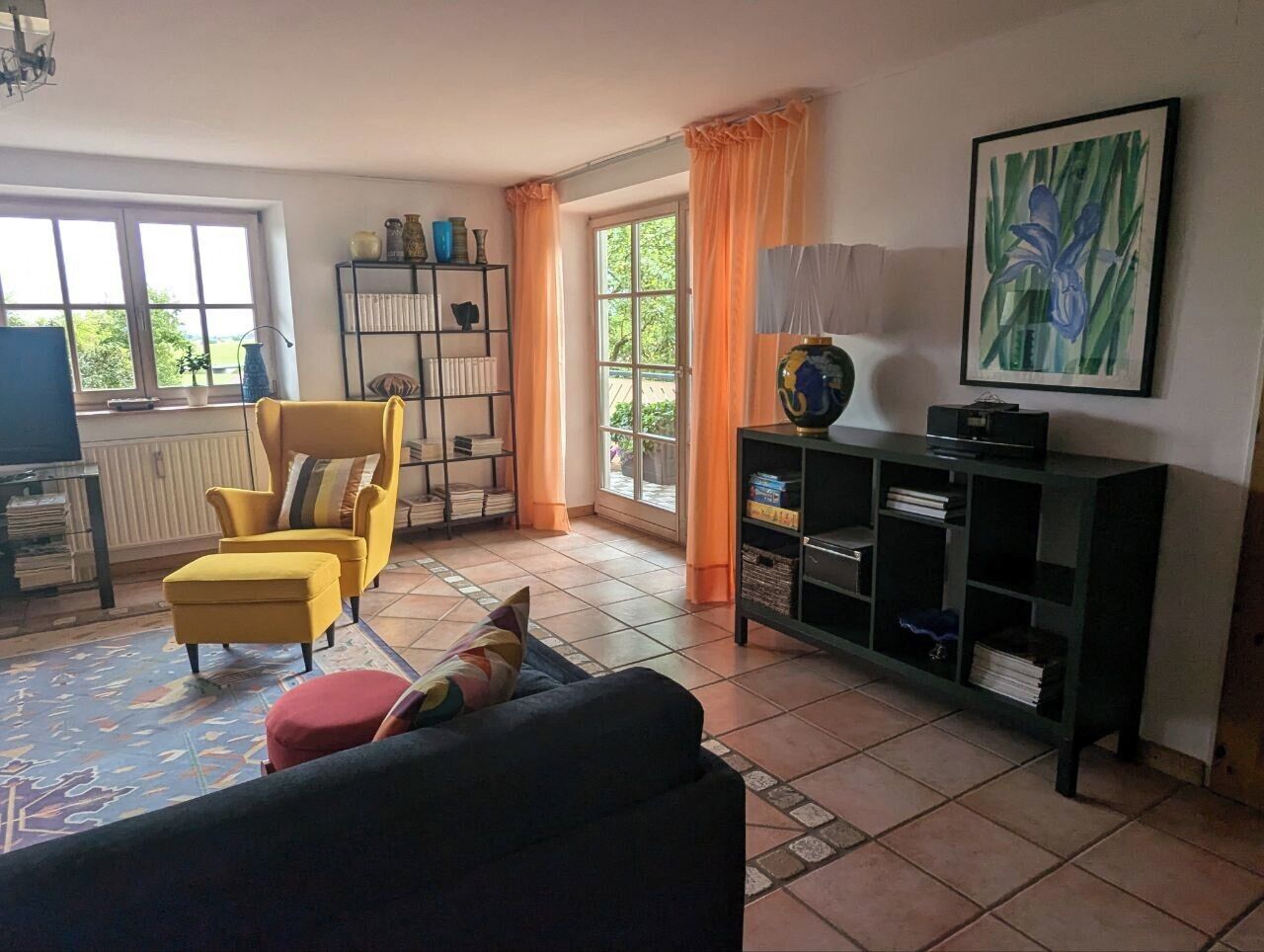 Een televisie, een open haard, boeken en een stereo