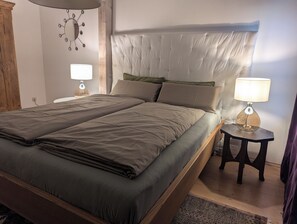 3 camere, una scrivania, ferro/asse da stiro, culla da viaggio