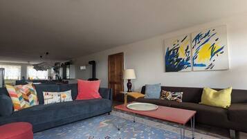 Fernseher, Kamin, Bücher, Stereoanlage