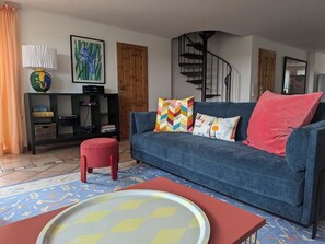 TV, fireplace, books, stereo - In the beautiful Ostallgäu: Spacious, lightfiled, good furnishings mountain view (Ruderatshofen)