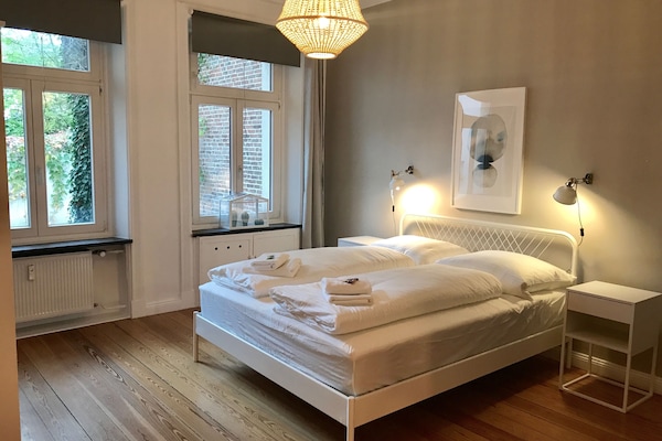 Schlafzimmer mit Blick in den ruhigen Innenhof (160x200)