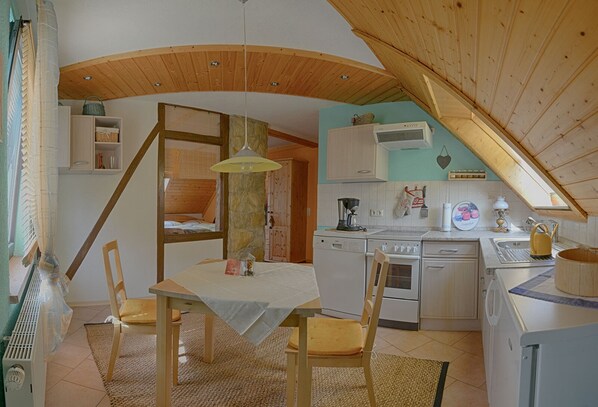 Réfrigérateur, plaque de cuisson, lave-vaisselle, cafetière/bouilloire