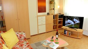 TV, DVD player, books, music library - Vacation in a quiet apartment, yet only 300 m to the beach (Kühlungsborn)