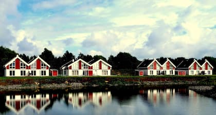 Am See - Luxus Ferienhaus mit allem Komfort, direkt an einem kleinen See gelegen