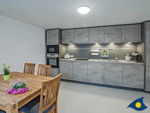 Kühlschrank, Mikrowelle, Ofen, Geschirrspüler