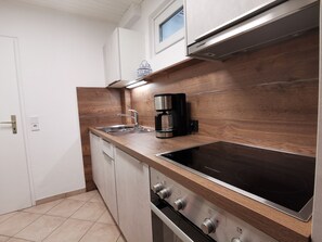 Een koelkast, een magnetron, een oven, een kookplaat