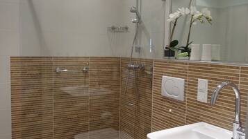 Dusche, Haartrockner, Seife, Toilettenpapier