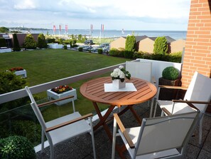 Outdoor dining - Dream sea view apartment i. d. 1st row, underground parking, pool u. beach chair (Scharbeutz/Haffkrug)