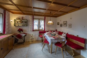 Dining - Tyrolean country house in Seefeld, cozy, can be lived in alone, quiet, close to the center. (Seefeld)