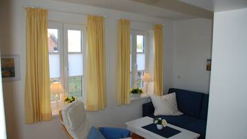 Smart-tv, dvd-spelare, böcker och en stereo