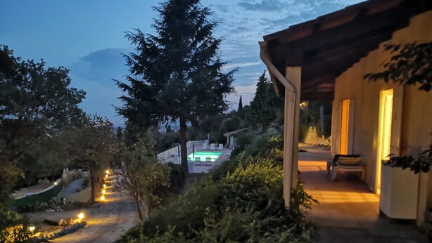A pathway leading to a building with a pool, surrounded by trees and greenery. - Holiday villa with pool, large terrace and great sea and far view. (Gattières)