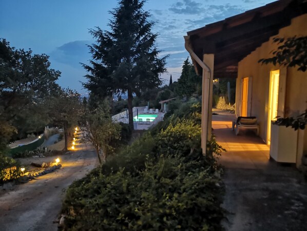 Exterior - Holiday villa with pool, large terrace and great sea and far view. (Gattières)