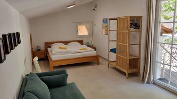 2 bedrooms, iron/ironing board, free WiFi, bed sheets