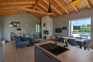 TV, fireplace