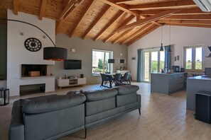 TV, fireplace