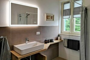 Dusche, Haartrockner, Handtücher