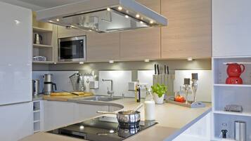 Kühlschrank, Mikrowelle, Ofen, Herdplatte