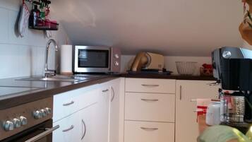 Een koelkast, een magnetron, een oven, een kookplaat