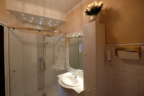 Ensemble douche/baignoire, sèche-cheveux, bidet, papier toilette