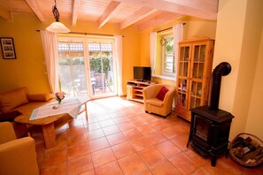 TV, fireplace - 4-room country house (1) with sauna and fireplace (86m²) - Ferienhof Landhäuser (Bastorf)