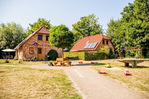 Children’s area - 4-room country house (1) with sauna and fireplace (86m²) - Ferienhof Landhäuser (Bastorf)