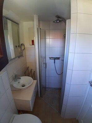 Dusche, Haartrockner, Seife, Toilettenpapier