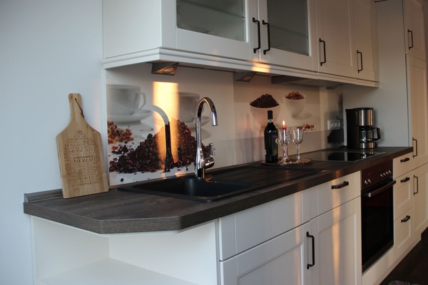 Coffee/tea maker, fridge, oven, stovetop