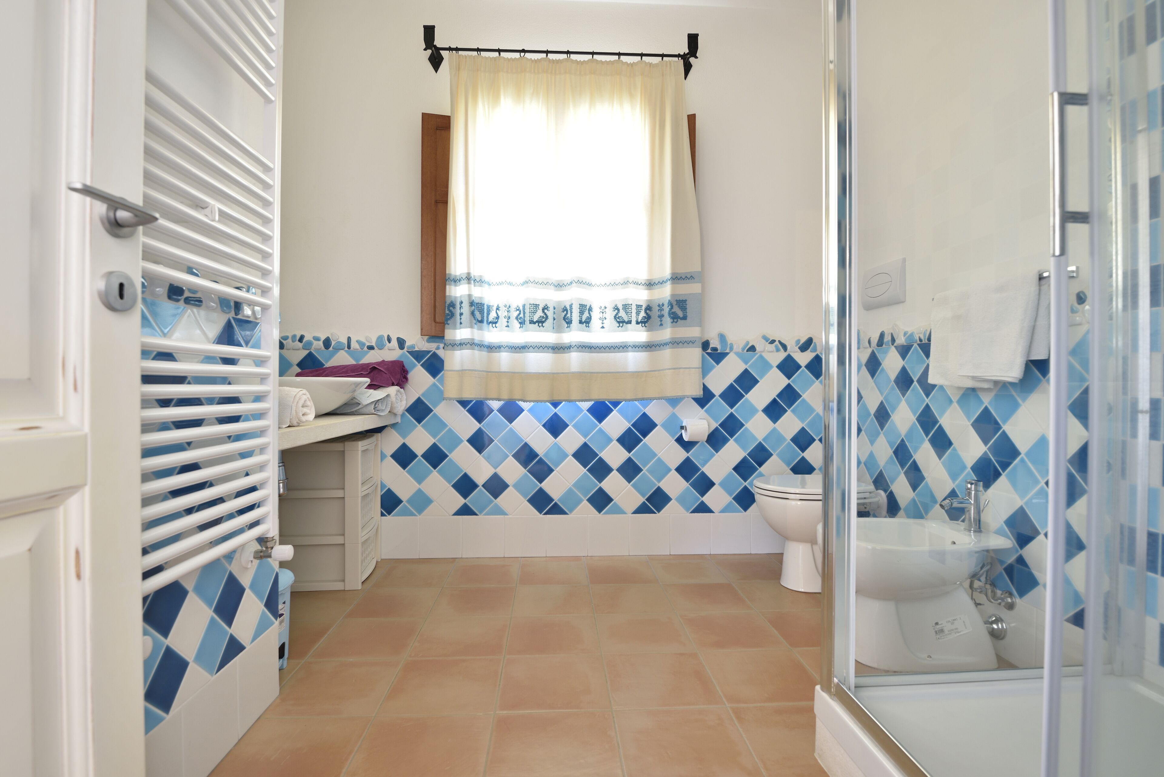 Villa Menhir. Giardino mediterraneo. Vista sulle montagne. 5 minuti dalla spiaggia. Zona tranquilla