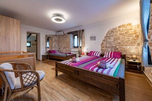 6 Schlafzimmer, Zimmersafe, Schreibtisch, Bügeleisen/Bügelbrett