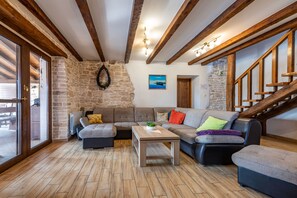 Smart-TV, Kamin, DVD-Player, Tischfußball