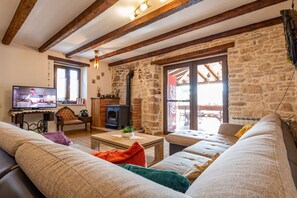 Smart TV, fireplace, DVD player, table football