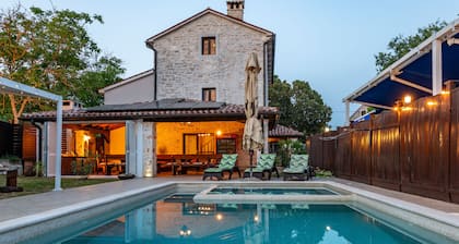 Luxus-Villa mit herrlichem Salz-Pool und Jacuzzi für bis zu 17 + 3