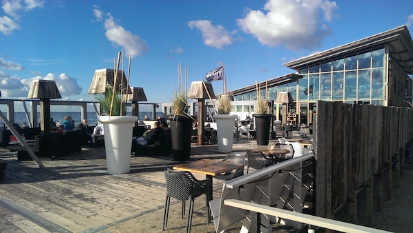 Outdoor dining - First floor apartment with south-facing terrace approx. 200 m to the beach (Callantsoog)
