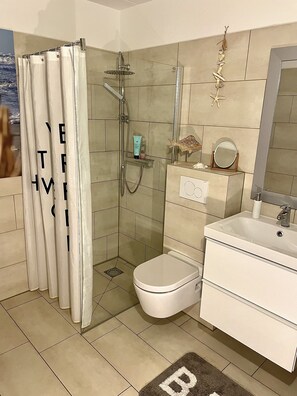 Douche, séchoir à cheveux, serviettes fournies