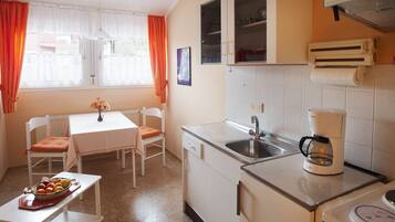 Fridge, oven, stovetop, coffee/tea maker