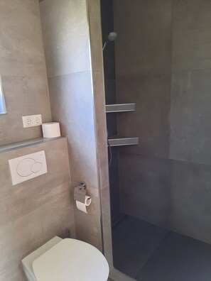Shower, towels - near the dyke (30m) and green beach, sea water swimming pool (Schleswig - Holstein)